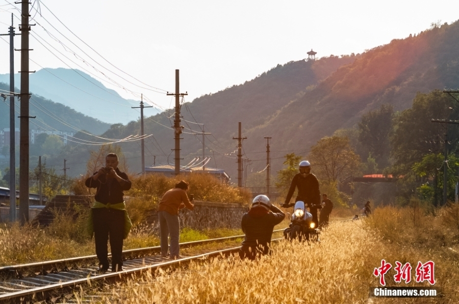 北京市民國慶假期“打卡”百年大臺火車站