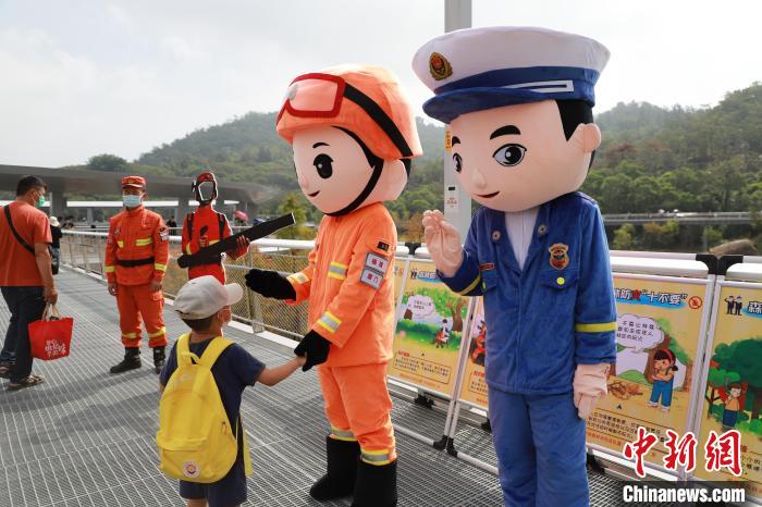 廈門身披“鎧甲”的消防員堅守在“鷺島”山海健康步道一線