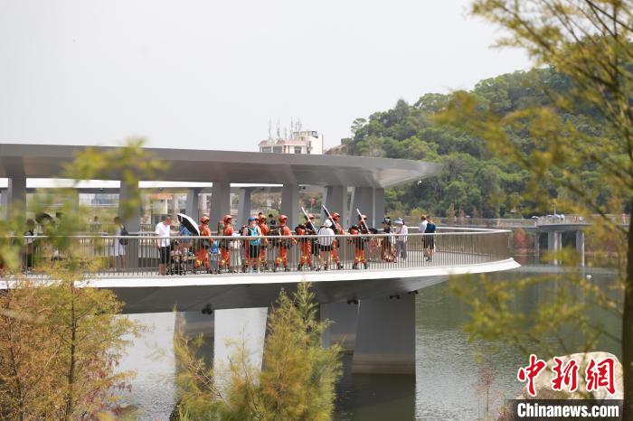 森林消防員穿梭在東坪山山海健康步道開展攜裝巡護?！↑S山鴻 攝