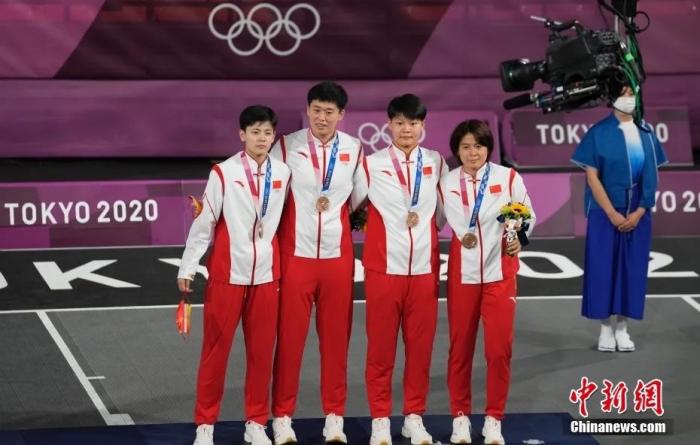 2021年7月28日，東京奧運會女子三人籃球銅牌戰(zhàn)中，中國三人女籃16-14擊敗法國隊，獲得女子三人籃球銅牌。 <a target='_blank' href='/'>中新社</a>記者 杜洋 攝