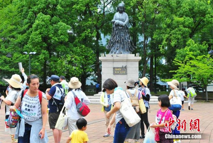 日本長(zhǎng)崎市民帶著孩子到該市核爆中心地公園參加和平教育活動(dòng)。呂少威 攝
