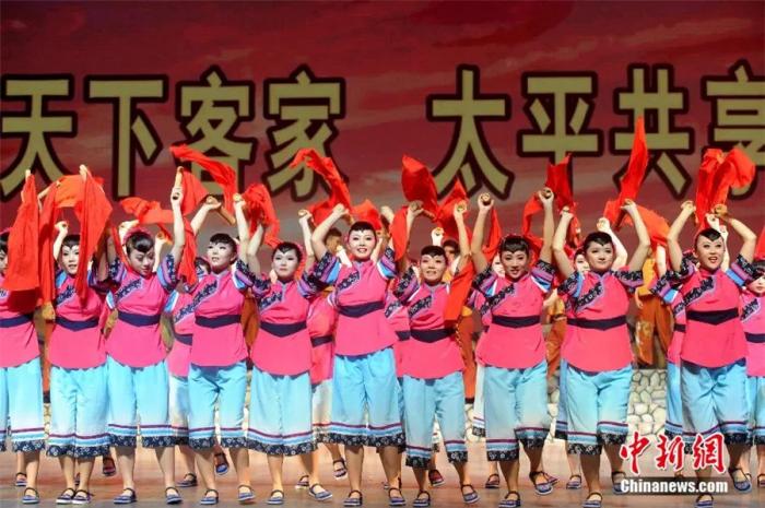 2020年9月，原生態(tài)客家風(fēng)情歌舞集《土樓神韻》在福建省永定客家博覽園演藝中心上演。張金川 攝
