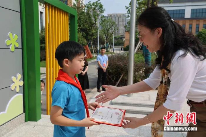 圖為學(xué)校給嚴弘森頒獎航天小講師 受訪者供圖