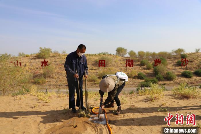 （人民幸福生活）幾代人接力植樹造林中國第七大沙漠庫布其刮起“綠旋風(fēng)”