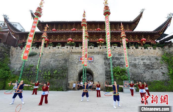 被列入福建省第一批省級(jí)非物質(zhì)文化遺產(chǎn)代表作名錄的建甌挑幡亦是建甌竹文化的體現(xiàn)。　林仁華 攝