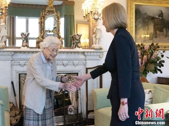 2022年9月6日，英國蘇格蘭，英國首相特拉斯覲見英國女王伊麗莎白二世。白金漢宮發(fā)言人此前表示，由于持續(xù)的“行動不便”，女王將在蘇格蘭巴爾莫勒爾度假地任命新首相。而這打破了王室多年來的先例。圖片來源：視覺中國