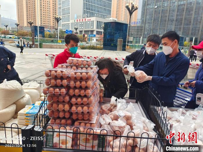 圖為青海省市場監(jiān)管局“暗訪”西寧市某露天超市。　青海省市場監(jiān)督管理局供圖