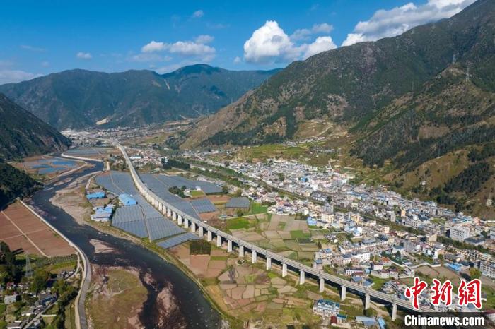 成昆鐵路復線峨冕段冕山特大橋?！⒅铱?攝