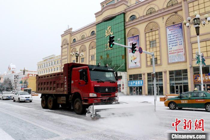 清雪機(jī)械晝夜兩班交替清理積雪?！∩厶炖?攝