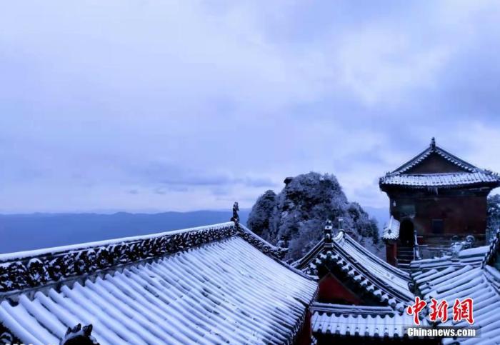 資料圖：圖為武當(dāng)山雪景一角。 許海芳 攝