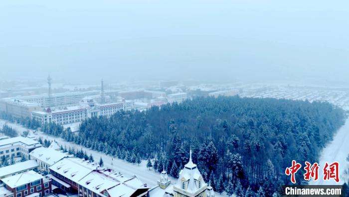 “神州北極”漠河市迎來今年入冬以來首場暴雪?！∩厶炖?攝