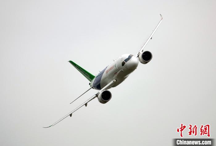 中國C919大型客機在航展上進行精彩飛行表演。　<a target='_blank' href='/'>中新社</a>記者 孫自法 攝