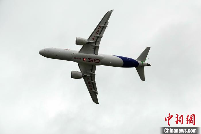 中國C919大型客機在航展上進行精彩飛行表演?！?lt;a target='_blank' href='/'>中新社</a>記者 孫自法 攝