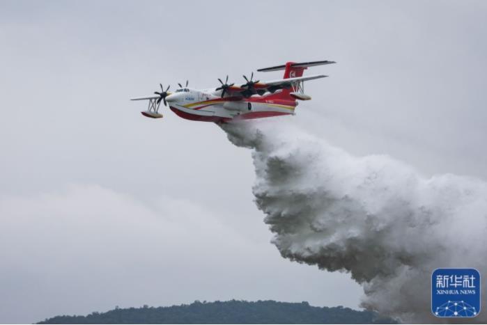 AG600M全狀態(tài)新構(gòu)型滅火機在第十四屆中國航展上進行投水演示(11月8日攝)。新華社記者 劉大偉 攝