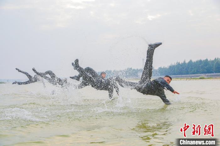 廣西武警特戰(zhàn)隊(duì)員乘風(fēng)破浪海訓(xùn)場(chǎng)上礪精兵