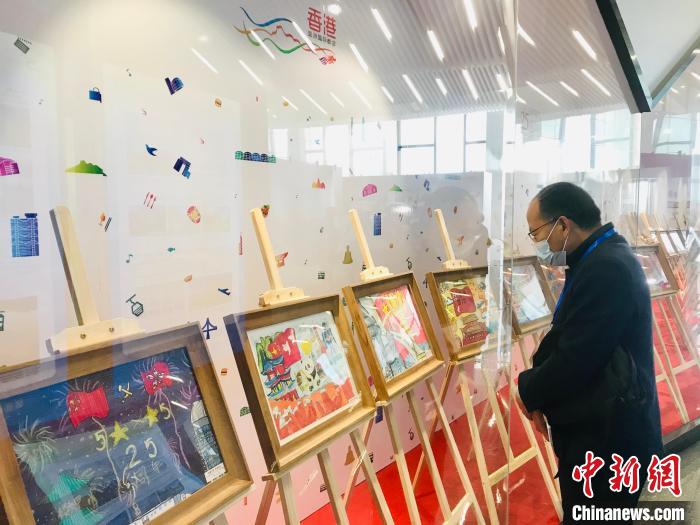 貴陽(yáng)市民參觀畫展?！垈?攝