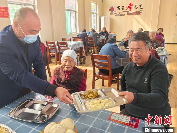 (資料圖)80歲以上的老人，在長者食堂內(nèi)就餐?！∈茉L者供圖