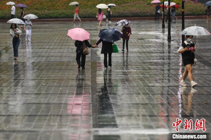 資料圖：市民冒雨出行?！『闻罾?攝