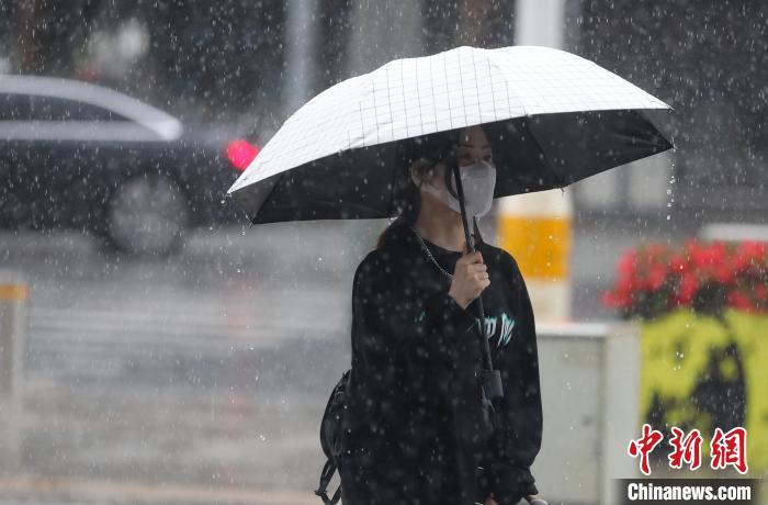 資料圖：市民在下雨天出行?！?于海洋 　攝