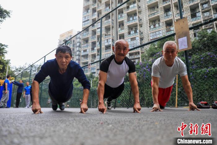 大爺們一起切磋。　王磊 　攝