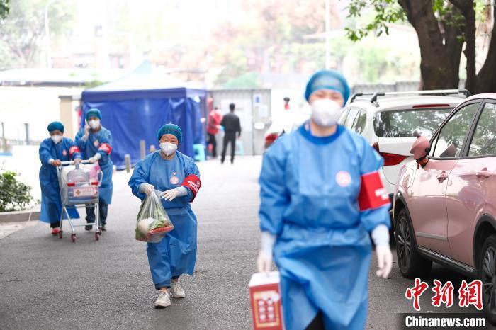 資料圖：工作人員正在為轄區(qū)居民配送生活物資?！」?攝