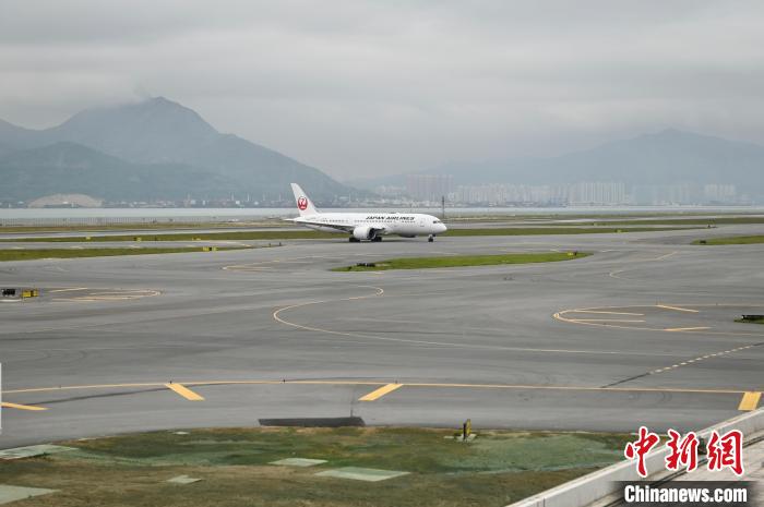 客機降落機場第三條跑道后滑行?！±钪救A 攝