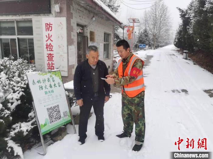 資料圖：護林員對防火檢查站進行督查?！√┌彩形麄鞑抗﹫D