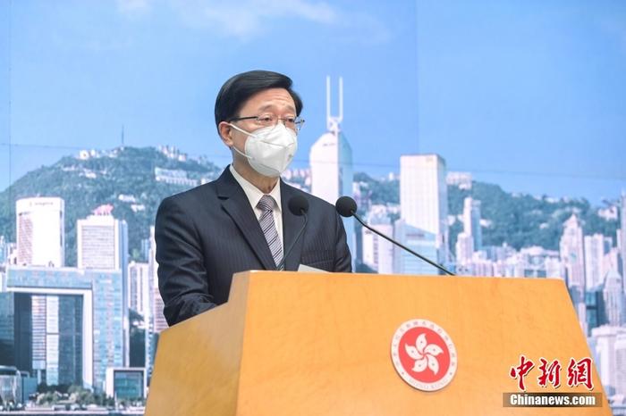 11月28日，香港特區(qū)行政長官李家超會見傳媒時表示，將在向中央政府提交的報告中，提及黎智英涉及國家安全案中，獲準聘用英國御用大律師，并建議提請全國人大常委會，根據(jù)《香港國安法》第65條作出解釋，厘清沒有香港全面執(zhí)業(yè)資格的律師或大律師，可否以任何形式參與處理危害國安案件的工作?！?<a target='_blank' href='/'>中新社</a>記者 陳永諾 攝