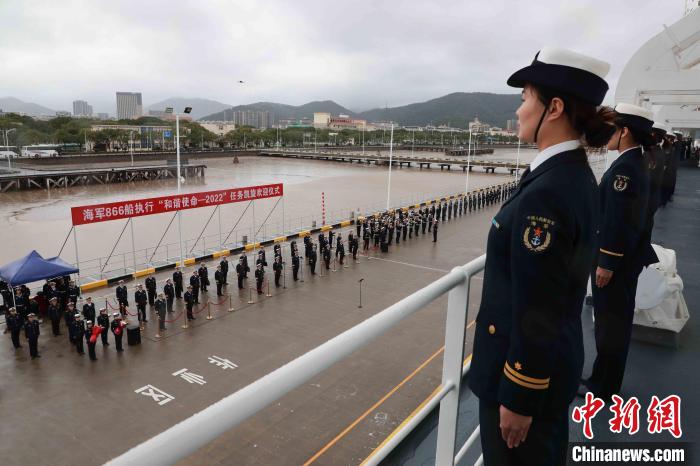 11月29日上午，“和平方舟”號醫(yī)院船抵達舟山某軍港?！∑押Ｑ?攝