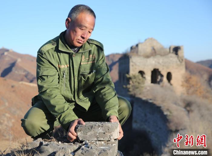 圖為張鶴珊整理散落的長城磚。(資料圖) 曹建雄 攝