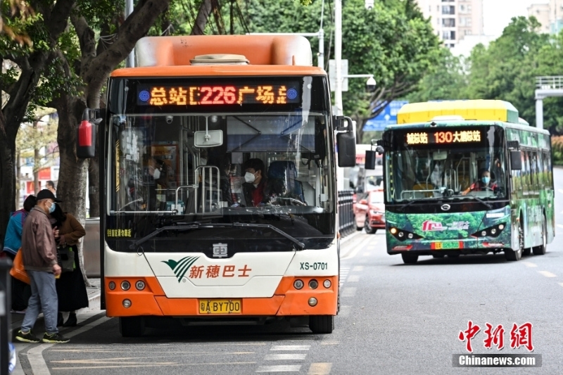 12月1日，廣東省廣州市海珠區(qū)，公交車有序進站。<a target='_blank' href='/'>中新社</a>記者 陳驥旻 攝 