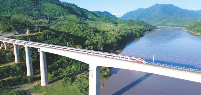 瀾滄號(hào)”駛過(guò)中老鐵路瑯勃拉邦跨湄公河特大橋。中國(guó)鐵路國(guó)際公司供圖