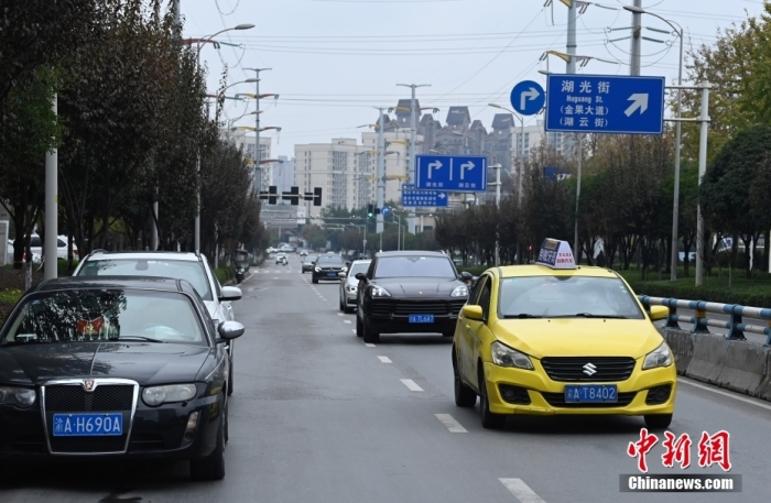 12月2日，重慶街頭道路上的車(chē)輛逐漸增多，不少市民也開(kāi)始出門(mén)采購(gòu)物資，城市正在有序恢復(fù)正常生產(chǎn)生活秩序。圖為街頭道路上的車(chē)輛逐漸增多。 陳超 攝