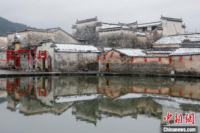 資料圖：游人在安徽省黟縣宏村風(fēng)景區(qū)欣賞雪景。施亞磊 攝