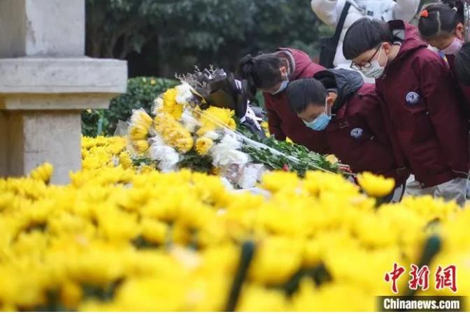 南京小學(xué)生在侵華日軍南京大屠殺遇難同胞正覺(jué)寺叢葬地悼念遇難同胞。泱波 攝