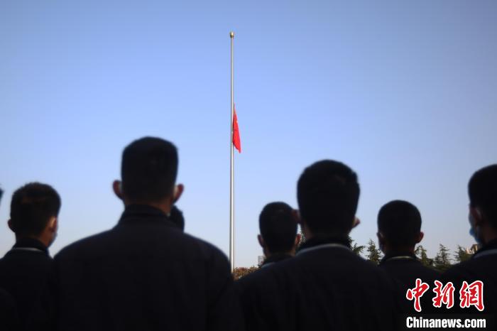 12月13日上午8時(shí)，升國(guó)旗、下半旗儀式在侵華日軍南京大屠殺遇難同胞紀(jì)念館舉行。　泱波 攝