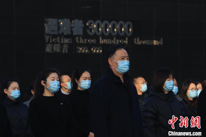 12月13日上午8時(shí)，升國(guó)旗、下半旗儀式在侵華日軍南京大屠殺遇難同胞紀(jì)念館舉行。　泱波 攝