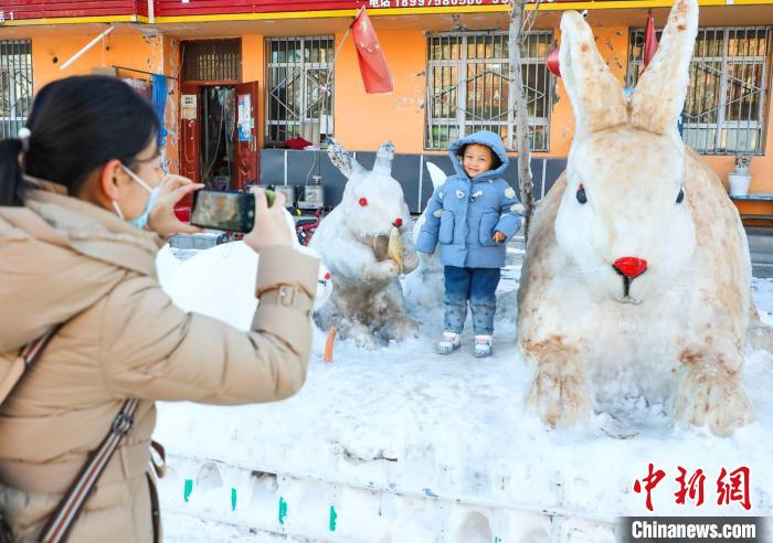 不少行人拍照上傳朋友圈，這些雪雕兔子經(jīng)社交平臺傳播一時成了當(dāng)?shù)亍熬W(wǎng)紅”?！羁J 攝