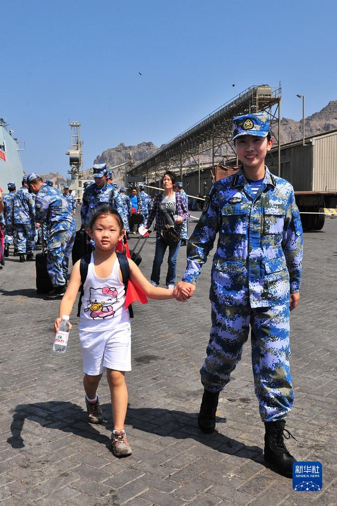 2015年3月29日，中國海軍第十九批護航編隊臨沂艦抵達也門亞丁港，臨沂艦女艦員幫助撤離的兒童登艦。新華社發(fā)（熊利兵攝）