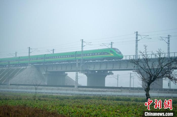 26日，新成昆鐵路全線通車運營。　劉忠俊 攝