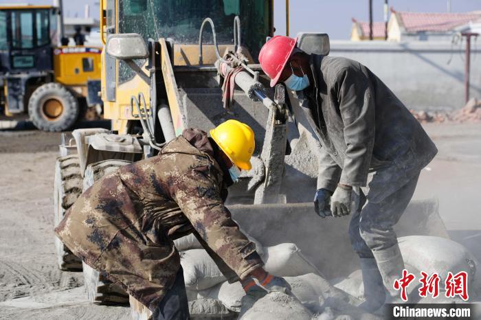 圖為建筑工人進(jìn)行道路瀝青鋪裝收尾工作。(資料圖) 聊城援青干部管理組供圖