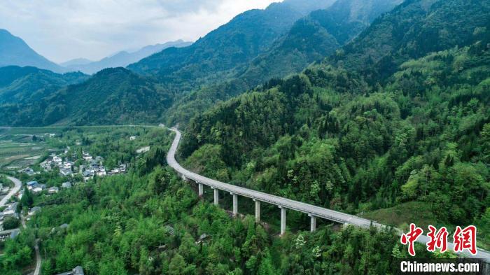 跨越龍門山天險(xiǎn)四川綿茂公路建成通車