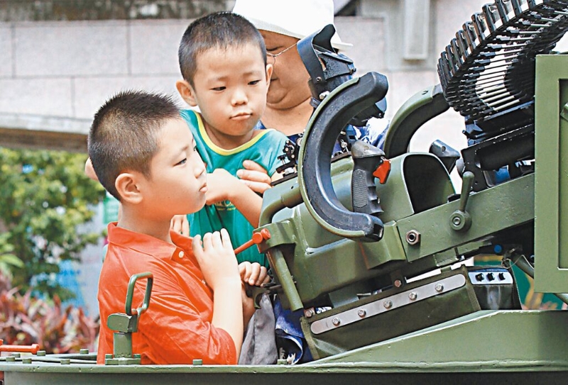 行政院兒權(quán)小組建議國防教育納入高中以下教材，包括幼稚園都得學(xué)辨別炮彈聲，遭藍(lán)委認(rèn)為「荒謬可笑」。圖為小朋友好奇觀看各類軍武。（本報資料照片）