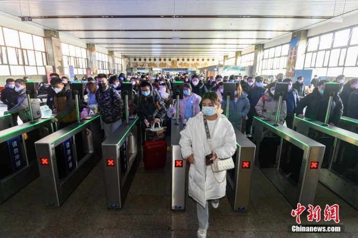 資料圖：1月7日，山西省太原市，民眾在太原站候車大廳排隊(duì)檢票乘車。當(dāng)日，2023年春運(yùn)正式拉開(kāi)帷幕。 <a target='_blank' href='/'>中新社</a>記者 韋亮 攝