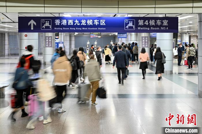 1月15日，廣州東站，旅客正走向“香港西九龍候車區(qū)”?！￡愺K旻 攝