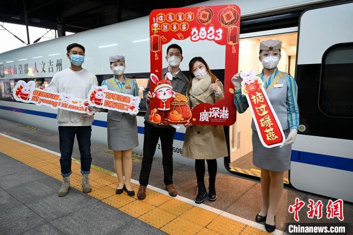 1月15日，廣州東開往香港西九龍的首發(fā)高鐵前，旅客與工作人員開心合影?！￡愺K旻 攝