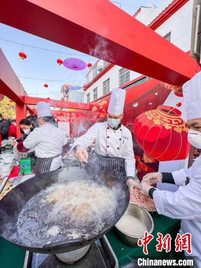 圖為“同心賀新春”兔年茅廟集廟會(huì)上的美食展銷及制作區(qū) 徐一帆 攝