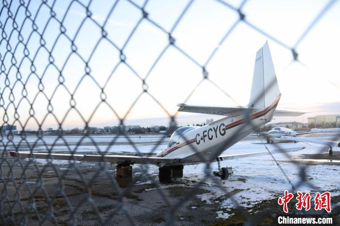 加拿大多倫多一小型飛機(jī)在機(jī)場旁的繁忙公路迫降