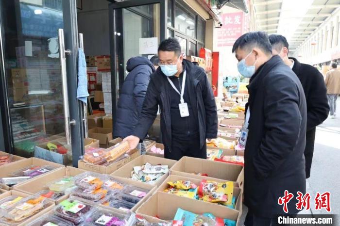 陳磊和同事們檢查市場食品安全?！∈茉L者 供圖