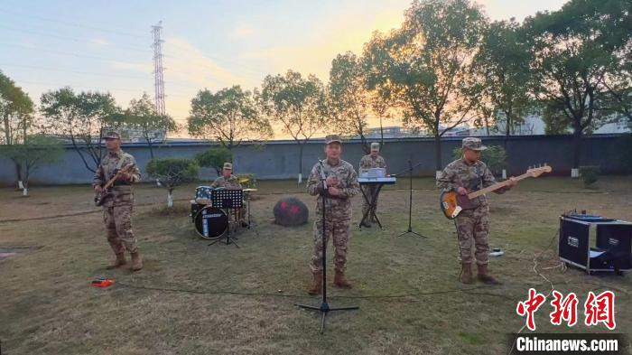 武警衢州支隊“云春晚”排練現(xiàn)場——武警衢州支隊機龍游中隊官兵帶來的節(jié)目《你就是遠方》。　陸宇暉 攝